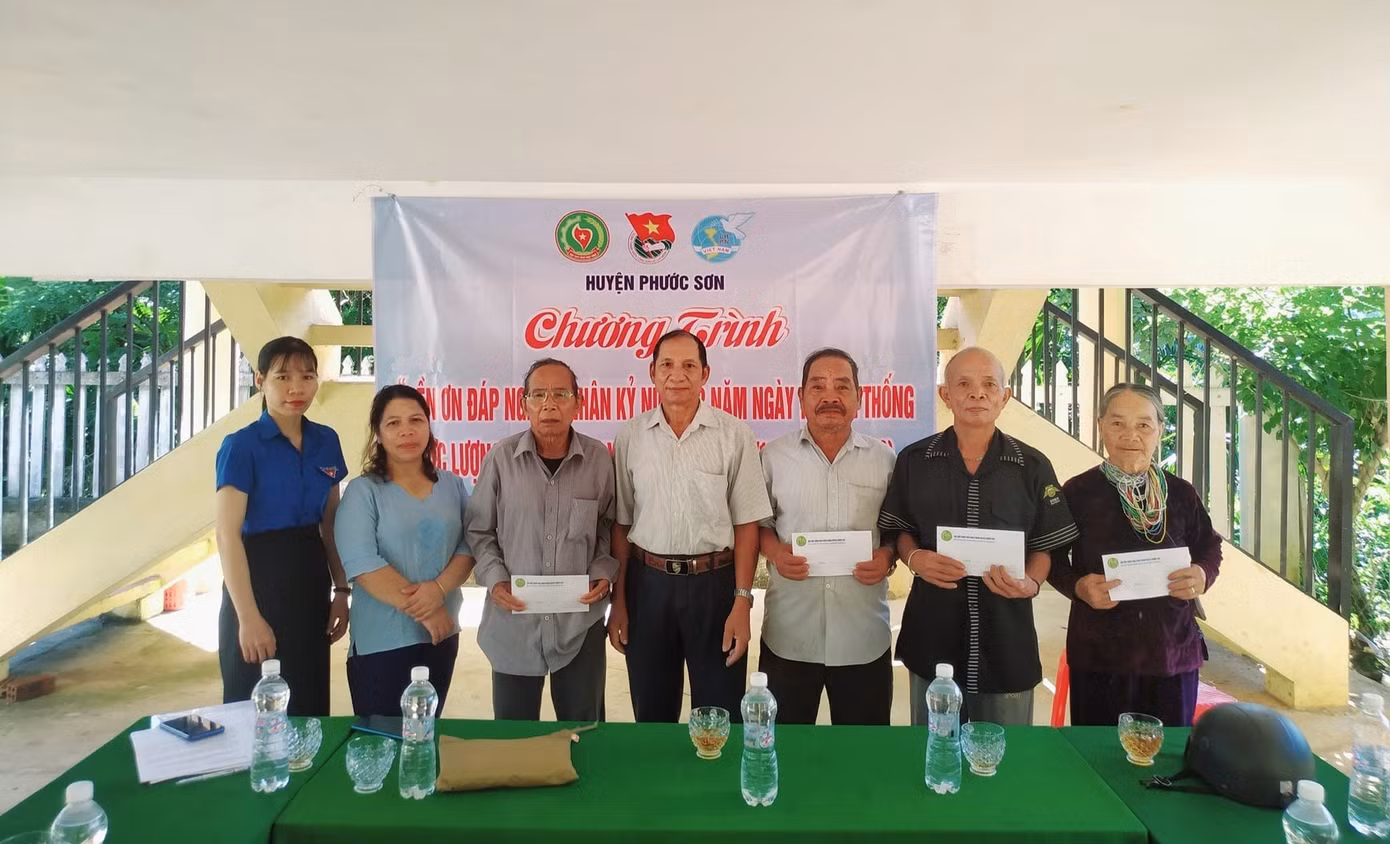 Tặng quà, tri ân người có công Cách mạng.