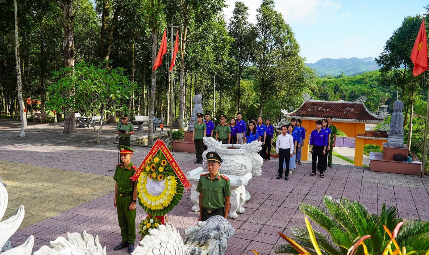Tuổi trẻ Quảng Nam dâng hoa tri ân nhân kỷ niệm 76 năm ngày Thương binh liệt sĩ Tuổi trẻ Quảng Nam dâng hoa tri ân nhân kỷ niệm 76 năm ngày Thương binh liệt sĩ