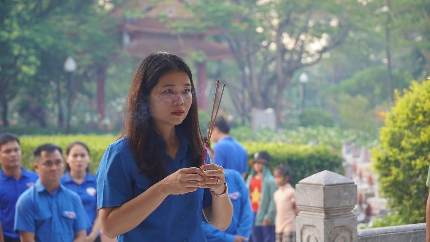 Bí thư Tỉnh Đoàn Quảng Nam Phạm Thị Thanh dâng hương tưởng niệm các anh hùng liệt sĩ Nghĩa trang liệt sĩ quốc gia Đường 9 và Thành cổ Quảng Trị trong chuyến Hành trình về địa chỉ đỏ. Bí thư Tỉnh Đoàn Quảng Nam Phạm Thị Thanh dâng hương tưởng niệm các anh hùng liệt sĩ Nghĩa trang liệt sĩ quốc gia Đường 9 và Thành cổ Quảng Trị trong chuyến Hành trình về địa chỉ đỏ.