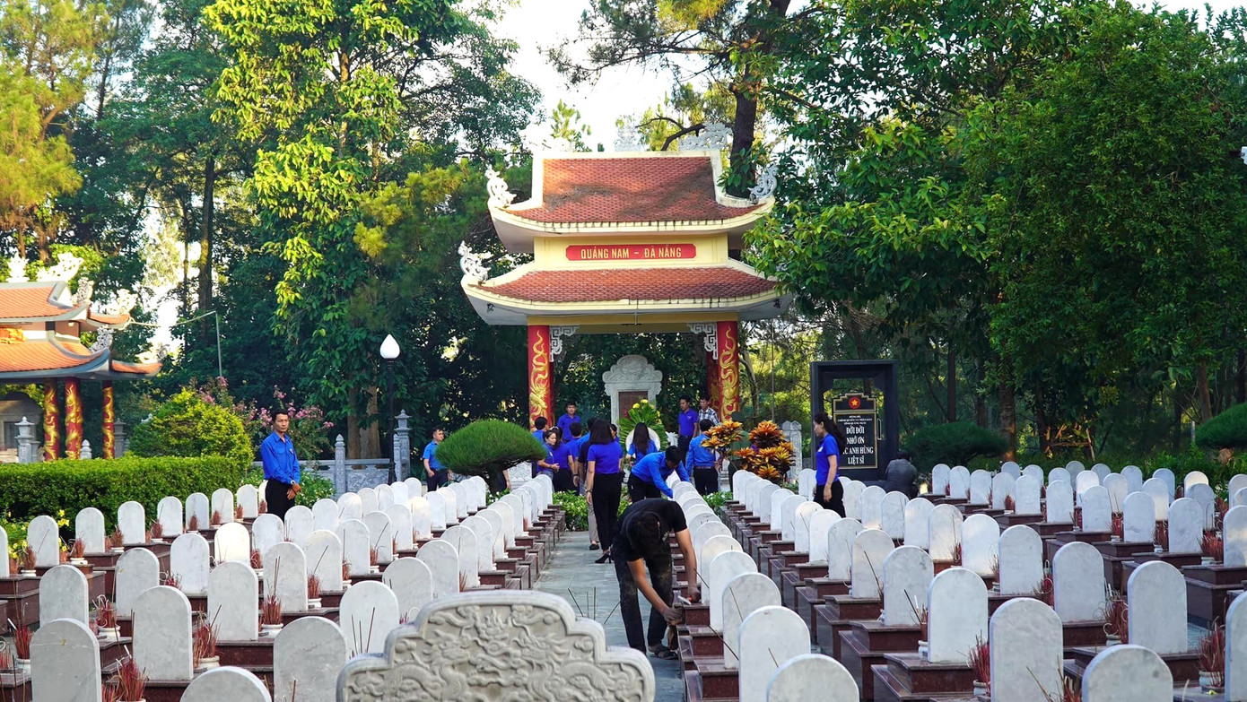 Thắp hương cho các phần mộ liệt sĩ. Thắp hương cho các phần mộ liệt sĩ.