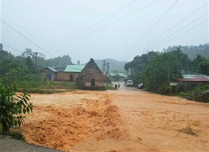 Nước lũ tràn qua một số tuyến đường vào khu dân cư ở huyện miền núi Tây Giang, Quảng Nam.