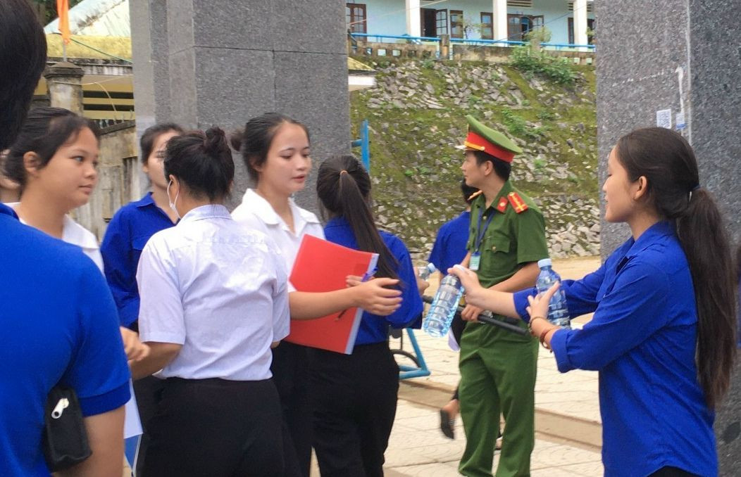 Mũ, bút và nước được phát miễn phí cho thí sinh có nhu cầu. Mũ, bút và nước được phát miễn phí cho thí sinh có nhu cầu.