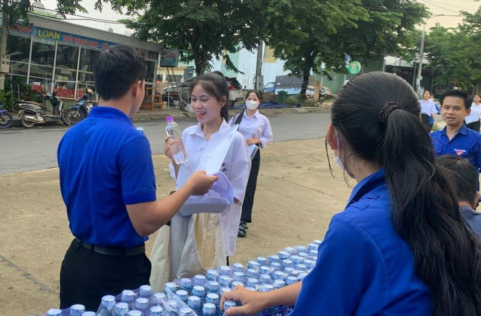 Mũ, bút và nước được phát miễn phí cho thí sinh có nhu cầu. Mũ, bút và nước được phát miễn phí cho thí sinh có nhu cầu.