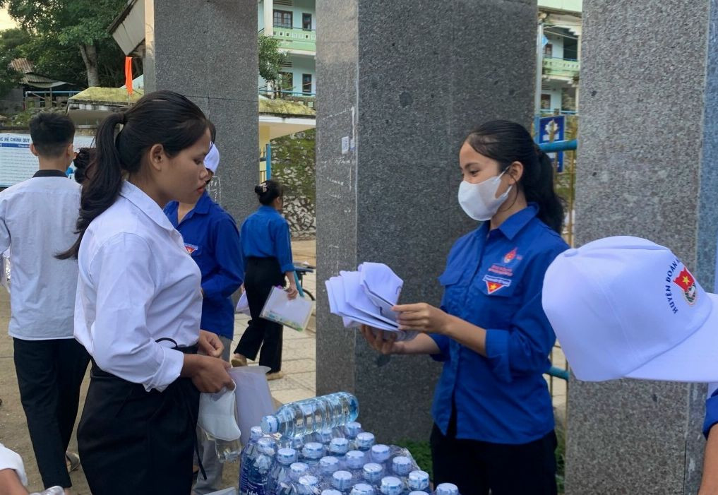 Mũ, bút và nước được phát miễn phí cho thí sinh có nhu cầu. Mũ, bút và nước được phát miễn phí cho thí sinh có nhu cầu.