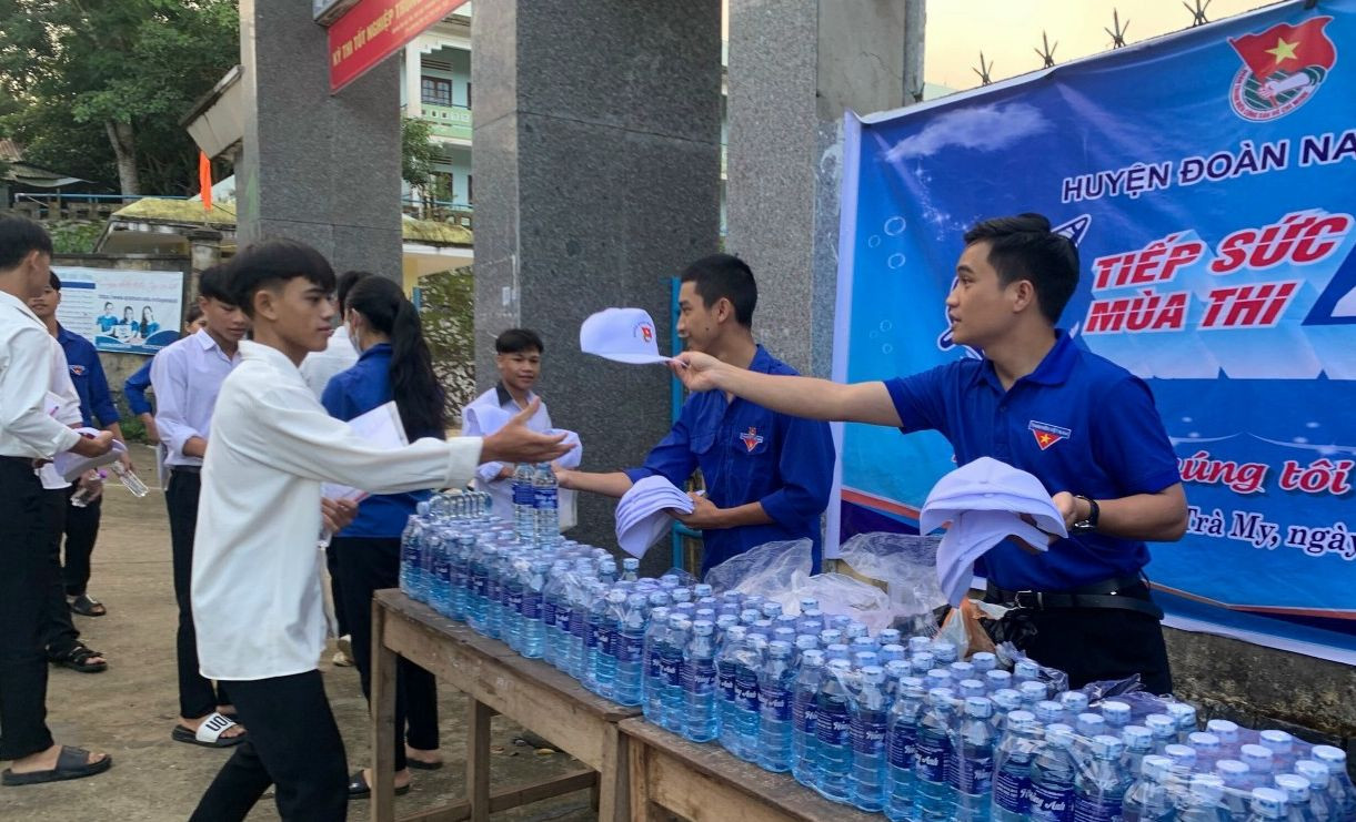 Tiếp sức thí sinh tại điểm thi THPT Nam Trà My, huyện Nam Trà My, Quảng Nam. Tiếp sức thí sinh tại điểm thi THPT Nam Trà My, huyện Nam Trà My, Quảng Nam.