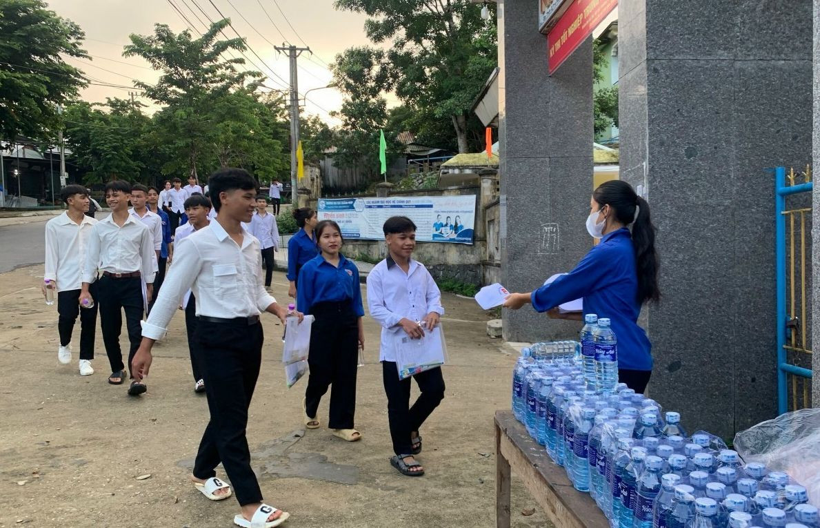 Đồng hành cùng sĩ tử suốt mùa thi. Đồng hành cùng sĩ tử suốt mùa thi.