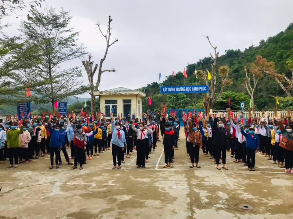 Các điểm trường vùng sâu, xã cũng rộn rã tiếng cười trong ngày đầu tiên trở lại lớp.