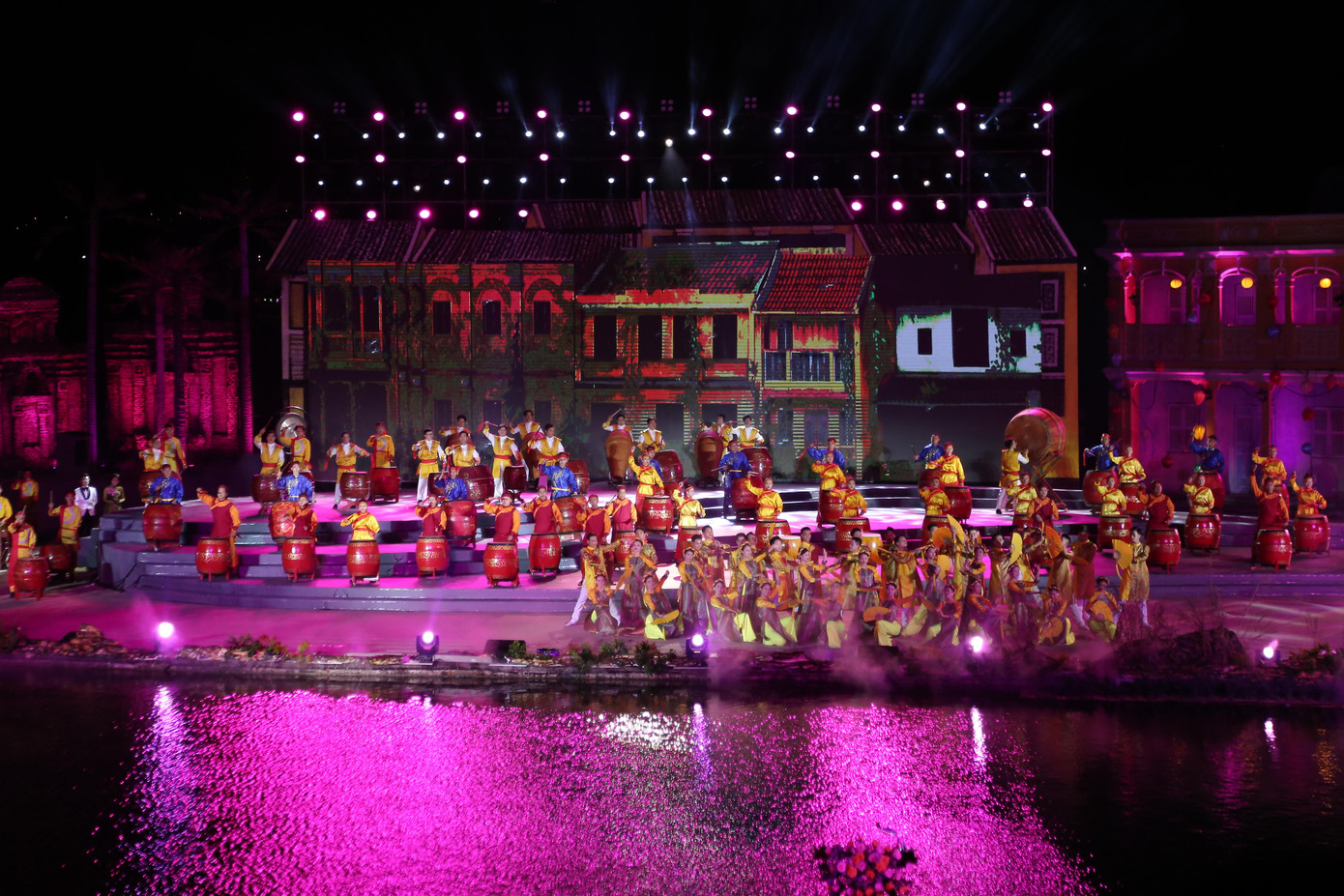 Tiết mục biểu diễn tại đêm khai mạc.