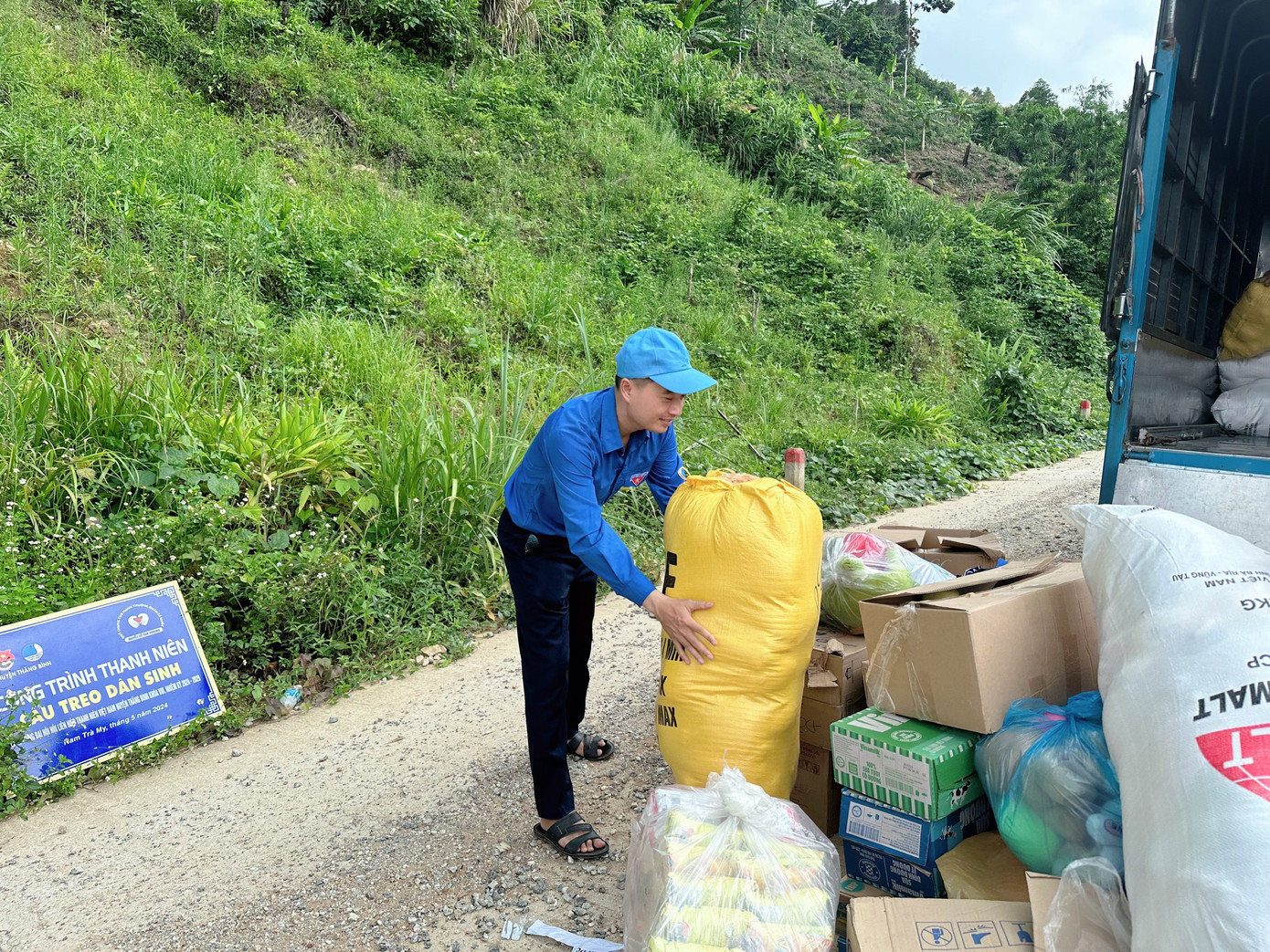 Nhóm bạn trẻ bắt đầu hành trình xây cầu từ ngày 11/5. Để đến được điểm xây cầu, các TNV mất 5 tiếng chạy xe máy và 4 giờ lội bộ. Vượt nắng thắng mưa, băng rừng vượt suối để có thể hoàn thành tất cả các khâu từ cõng đồ đạc, vật liệu, triển khai làm cầu.