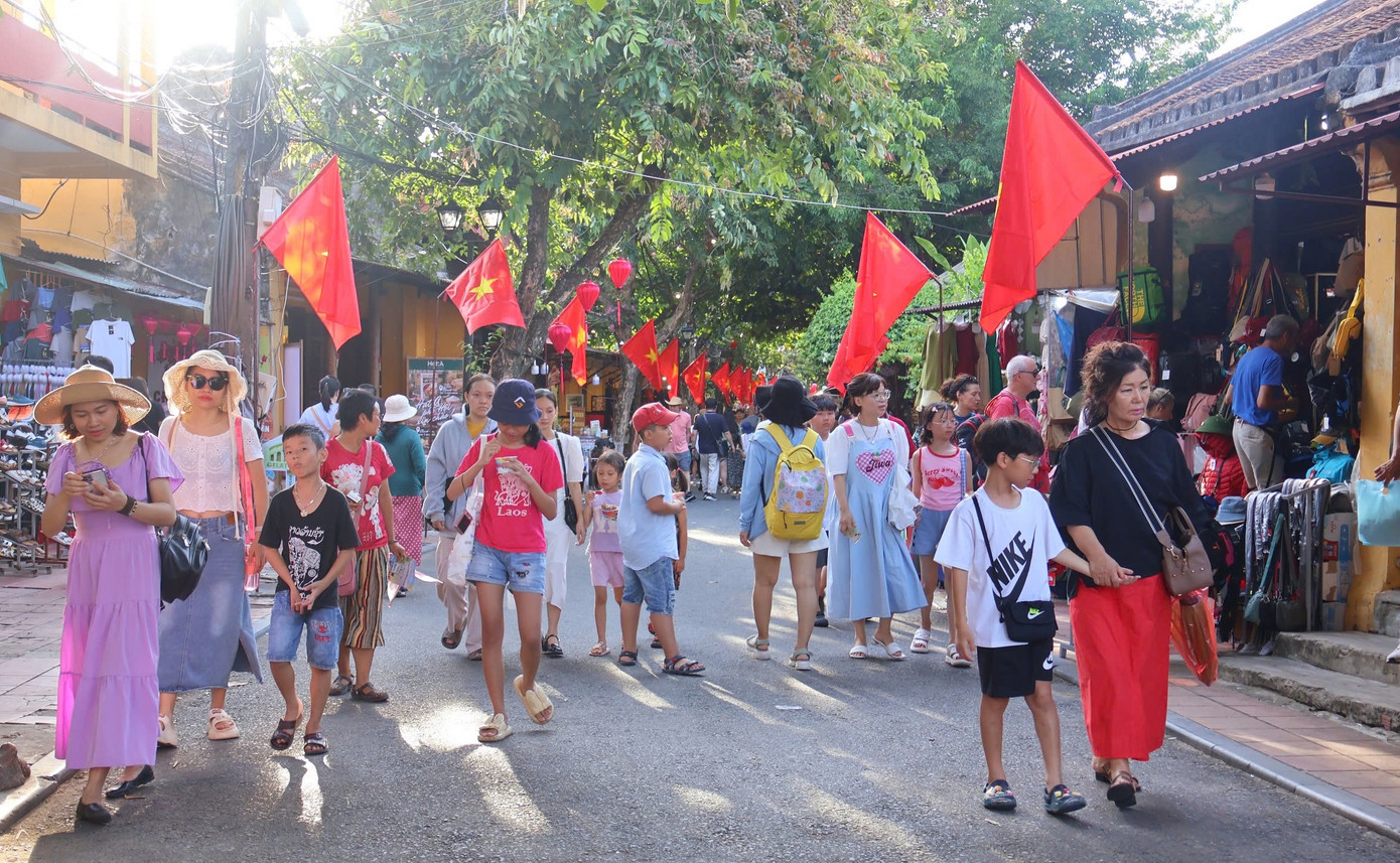 Rất đông du khách đến Hội An dịp lễ 2/9.