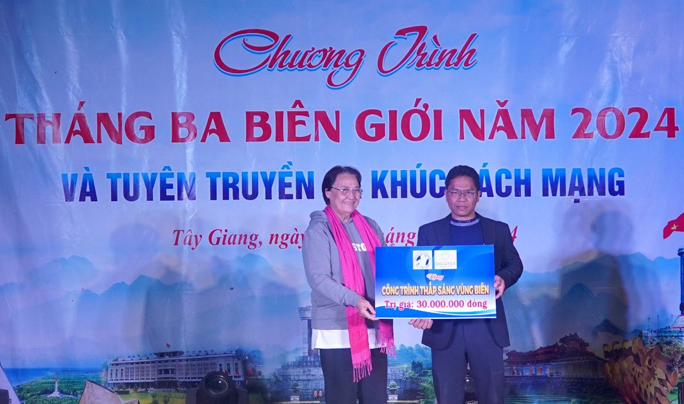 Trao tặng công trình Thắp sáng vùng biên và tặng sinh kế cho thanh niên có hoàn cảnh khó khăn.