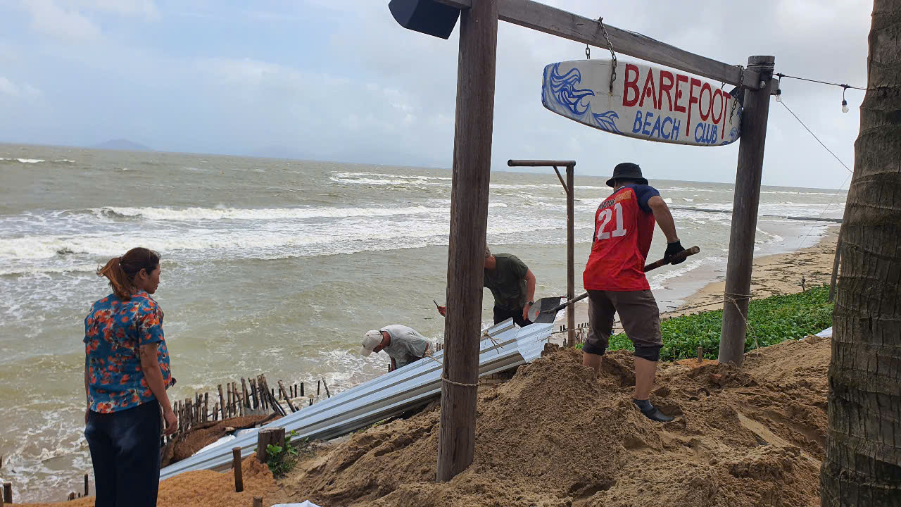 Trước tình hình sạt lở, chủ các cơ sở du lịch ven biển mua cát, bao tải để gia cố bờ biển, nhằm bảo vệ tài sản. Người dân cho hay, để chống chọi với sạt lở, người dân và các cơ sở du lịch ở đây tốn hàng trăm triệu đồng để mua tre dựng kè mềm, bao tải, cát, thảm và thuê nhân công, máy móc…