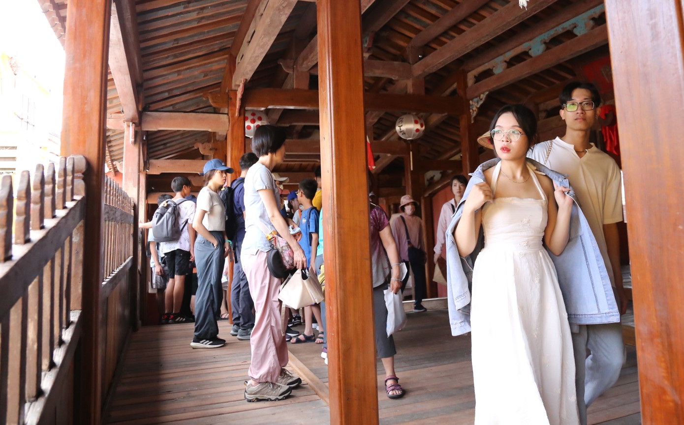 Ghi nhận của PV Tiền Phong chiều 31/7, rất đông du khách đến tham quan di tích Chùa Cầu - Hội An. Cả khách nội địa và khách quốc tế đều kéo đến tham quan khiến khu vực này có lúc chật kín người.