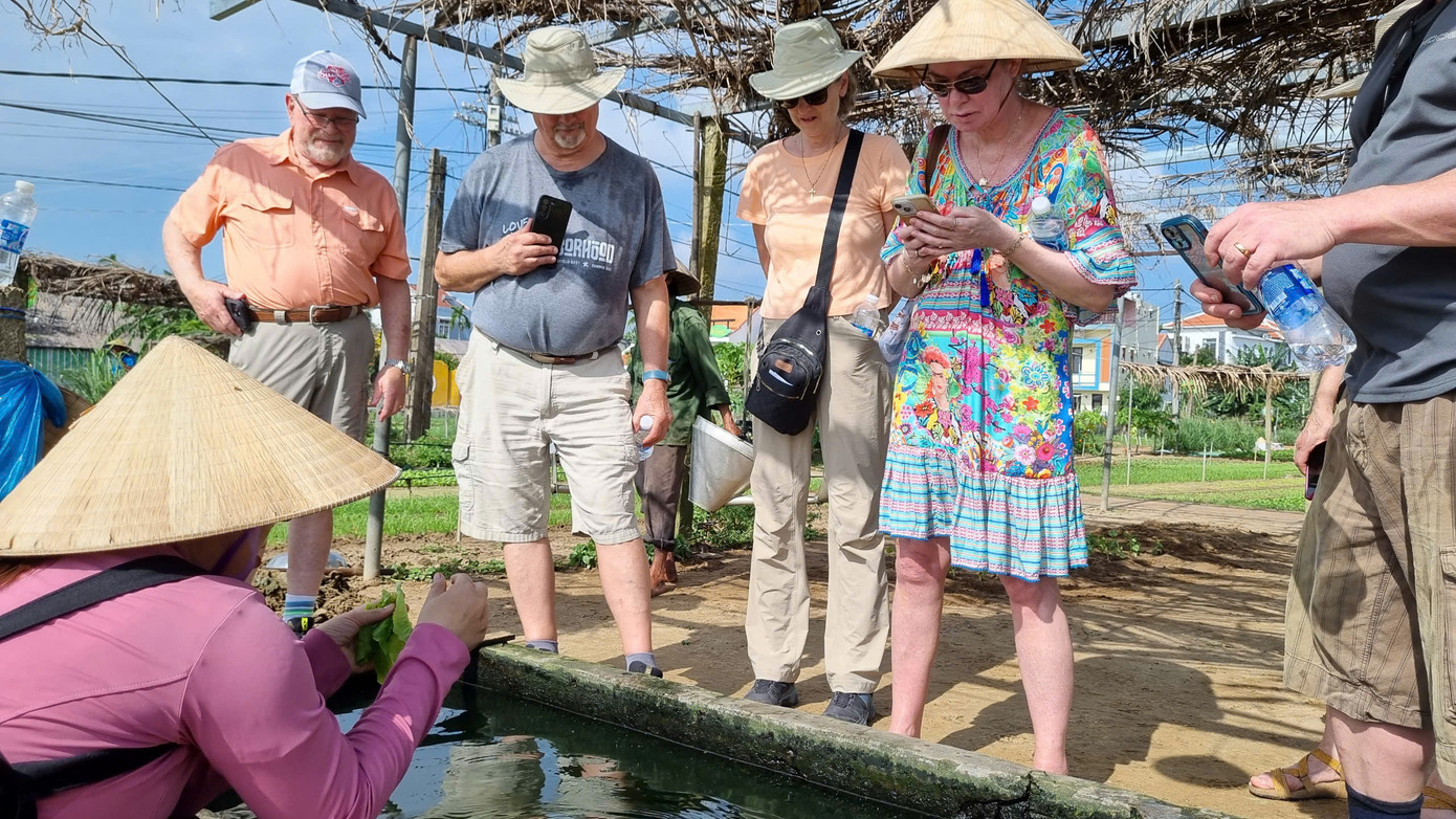 Những bể chứa nước phục vụ du khách tưới rau được nuôi thêm cá cảnh giúp nước luôn trong, sạch.