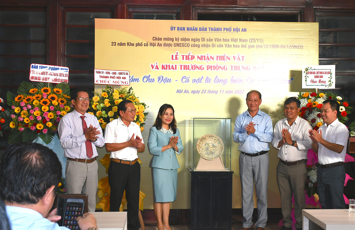 UBND TP Hội An tổ chức tiếp nhận hiện vật và khai trương Phòng trưng bày Gốm Chu Đậu - Cổ vật từ lòng biển Cù Lao Chàm. Ảnh K. T. H.