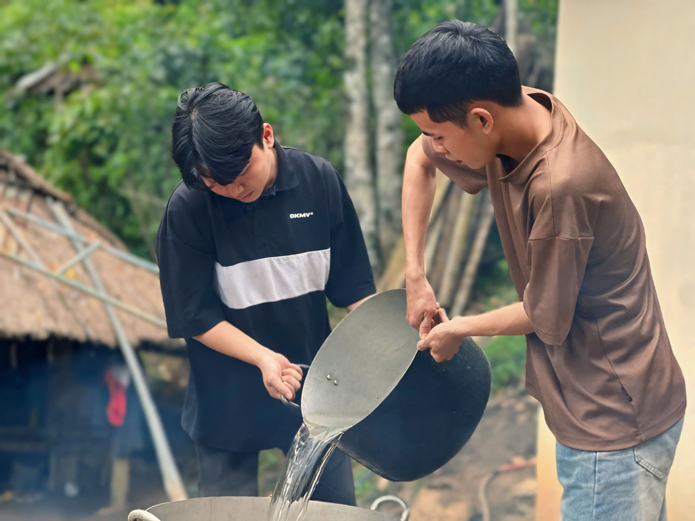 Tự tay vào bếp nấu bữa ăn nhân ái tặng bà con và em nhỏ vùng cao.