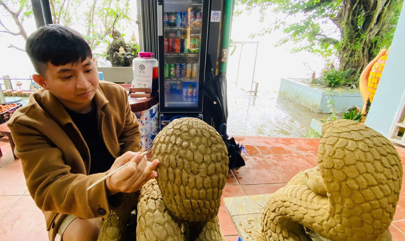 Nguyễn Viết Lâm đang hoàn thành công đoạn cuối trong tạo tác 2 linh vật rắn. Nguyễn Viết Lâm đang hoàn thành công đoạn cuối trong tạo tác 2 linh vật rắn.