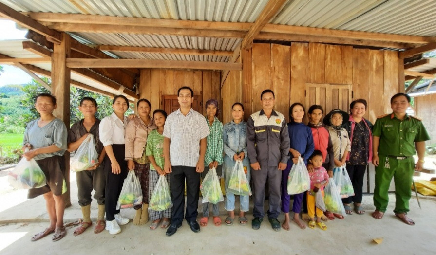 Ông Hà Ra Diêu thăm và tặng quà cho bà con tại PêtaPooc, xã Đắc Pring, huyện Nam Giang. Ông Hà Ra Diêu thăm và tặng quà cho bà con tại PêtaPooc, xã Đắc Pring, huyện Nam Giang.