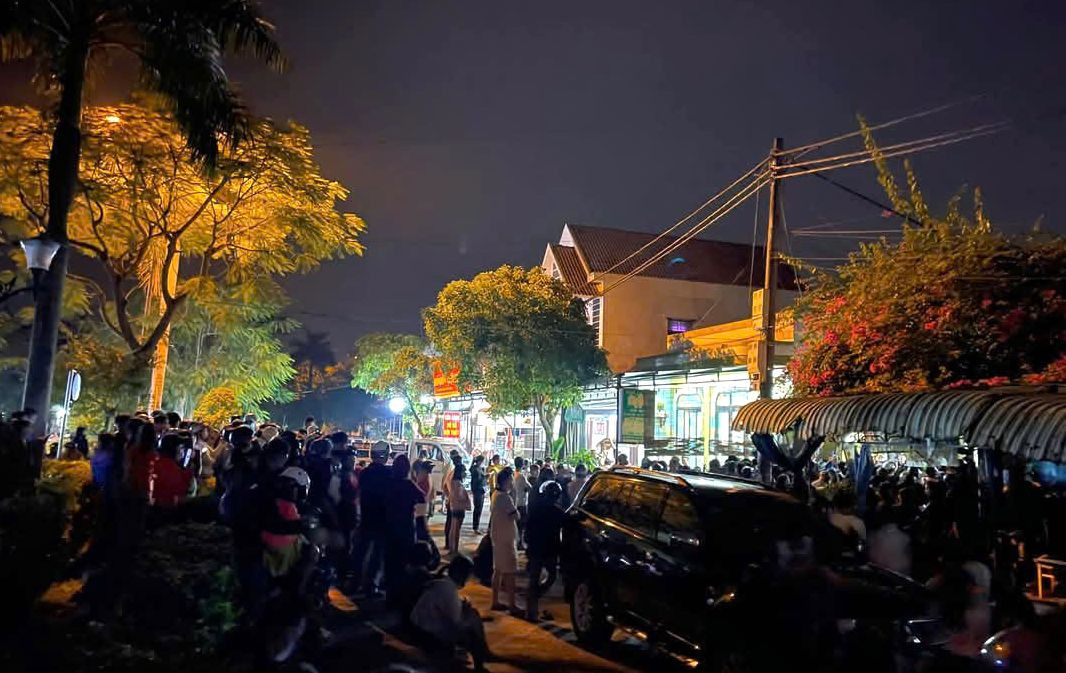 Rất đông người dân kéo đến theo dõi vụ việc. Ảnh FB