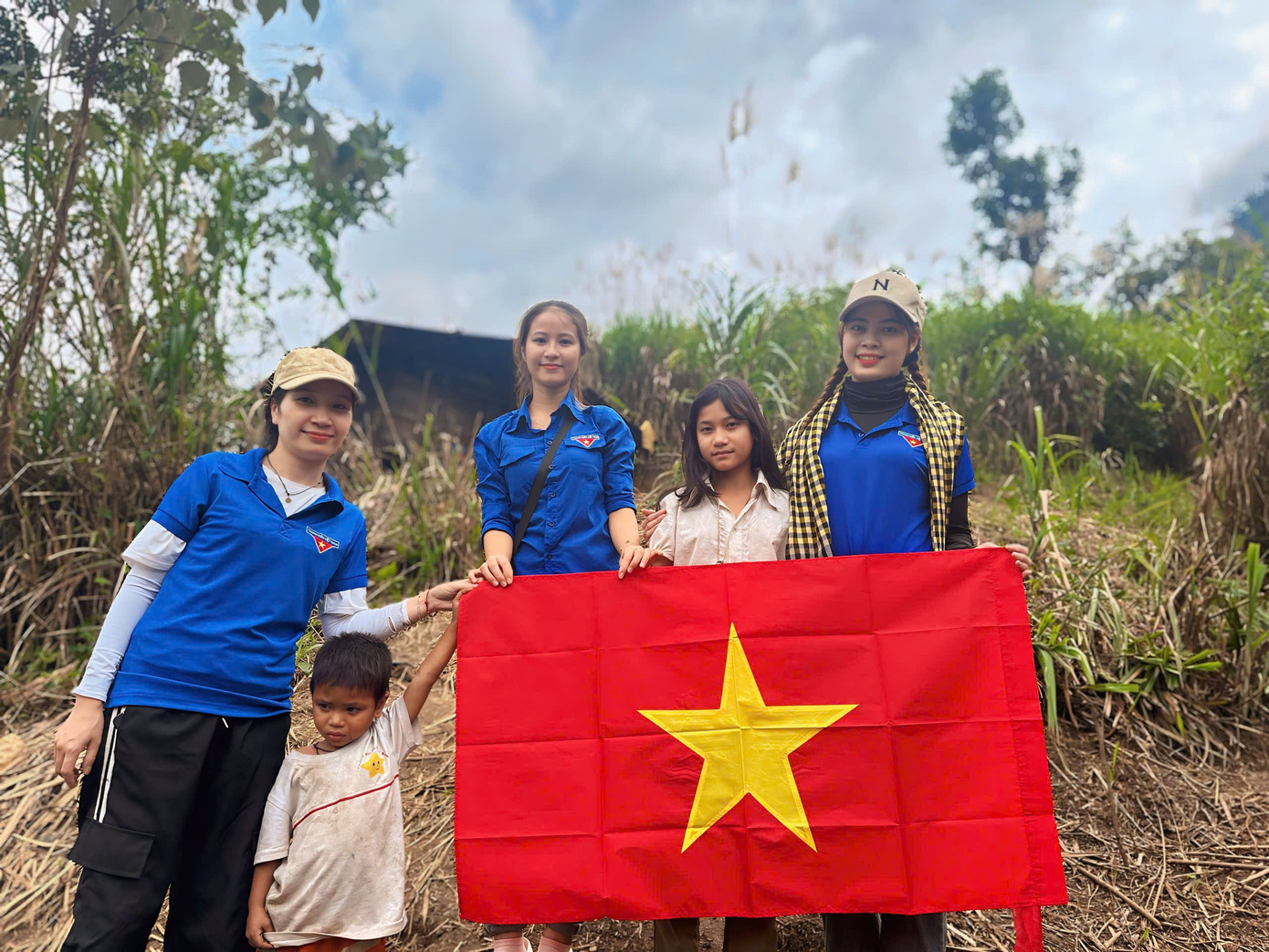 Tặng cờ Tổ quốc cho người dân.