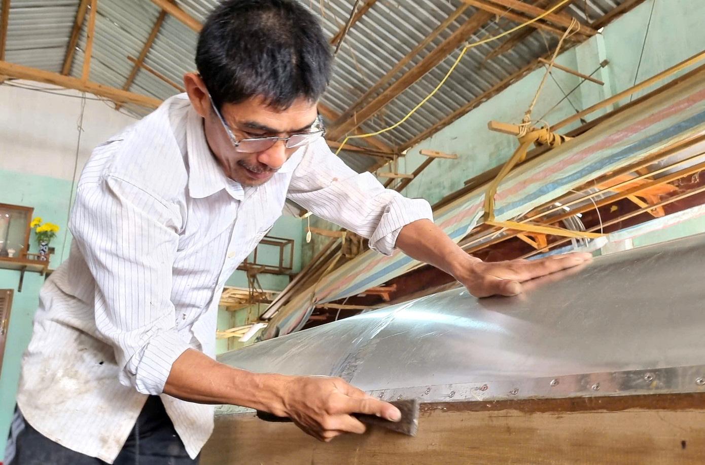 Không như những chiếc thuyền bình thường, ngoài an toàn, chiếc ghe đua phải chú trọng cả tiêu chí về tốc độ. Người làm phải tính toán làm sao để ghe có thể đạt tốc độ nhanh nhất, chiếc ghe đua vừa phải chắc, vừa phải nhẹ. Không như những chiếc thuyền bình thường, ngoài an toàn, chiếc ghe đua phải chú trọng cả tiêu chí về tốc độ. Người làm phải tính toán làm sao để ghe có thể đạt tốc độ nhanh nhất, chiếc ghe đua vừa phải chắc, vừa phải nhẹ.