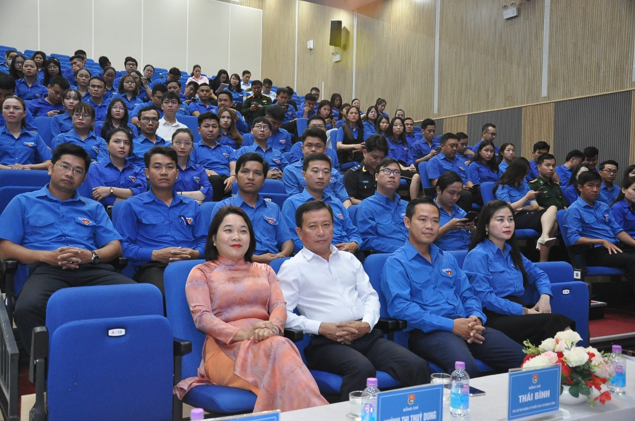 Diễn đàn “Người trẻ nghĩ về trách nhiệm” thu hút sự quan tâm đông đảo cán bộ đoàn viên thanh niên.