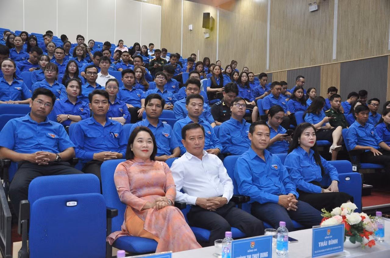 Diễn đàn “Người trẻ nghĩ về trách nhiệm” thu hút sự quan tâm đông đảo cán bộ đoàn viên thanh niên.