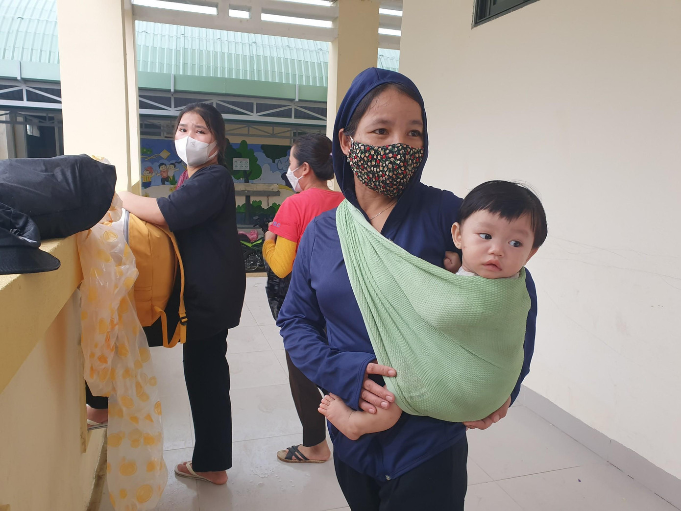 Công nhân tất tả chạy đến khu tránh trú trước khi bão đổ bộ.