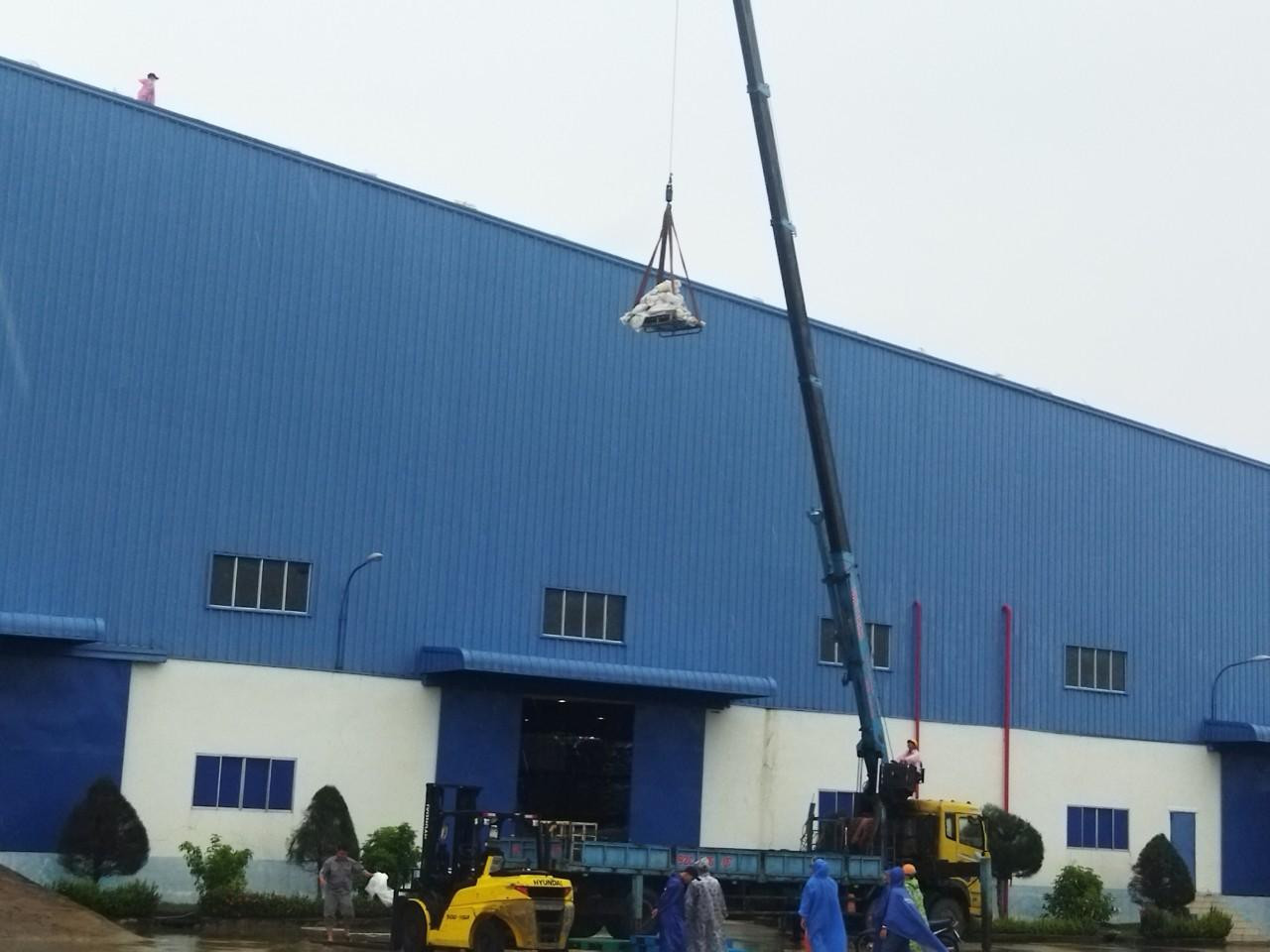 Các bao cát được cẩu lên chằng chống mái nhà kho, khu sản xuất của công ty TNHH MTV Panko Tam Thăng