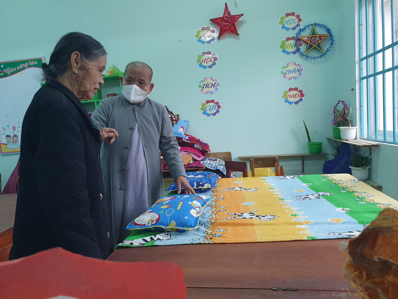 Trải khăn lên bàn làm chỗ ngủ.