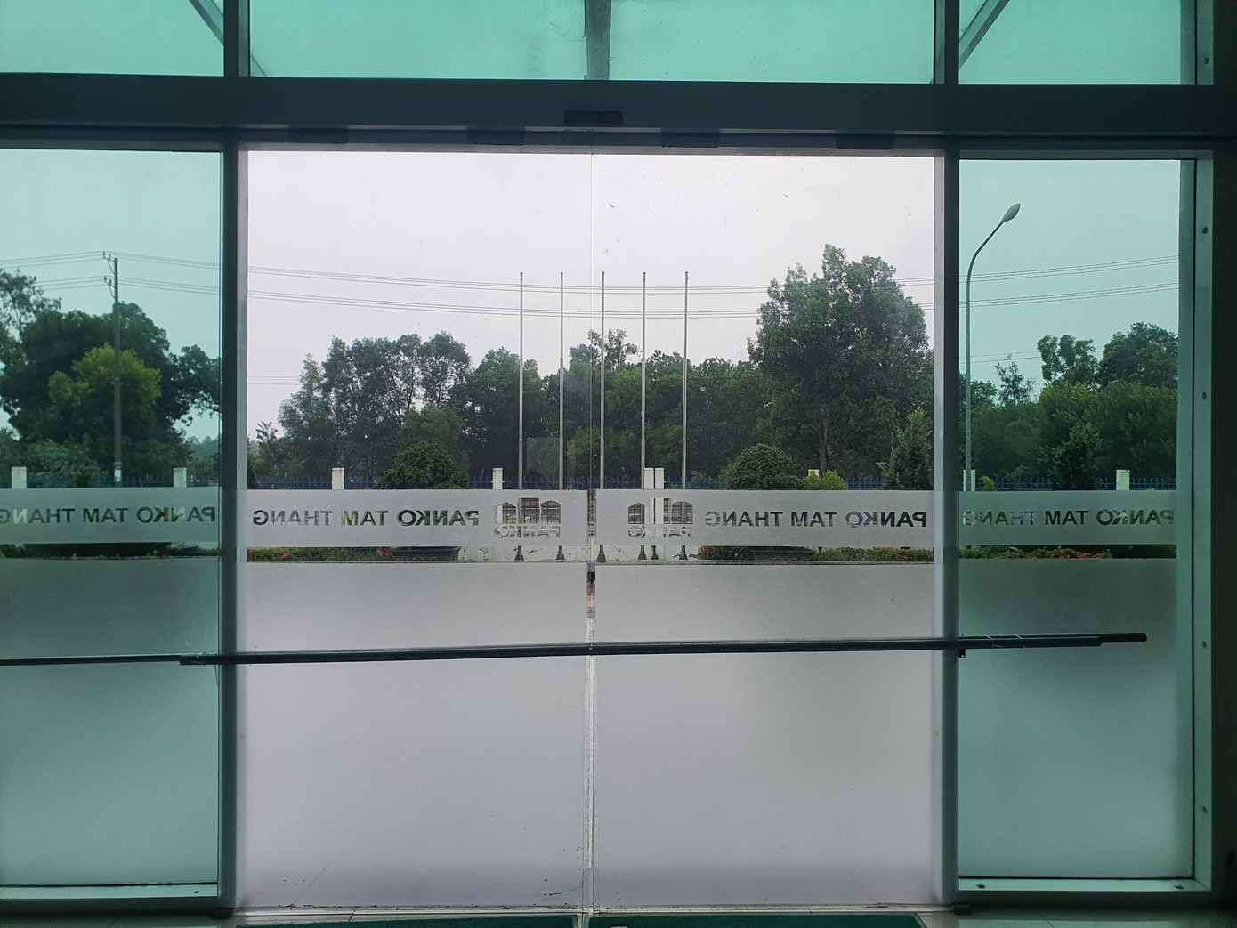 Cửa kính được chằng kỹ.