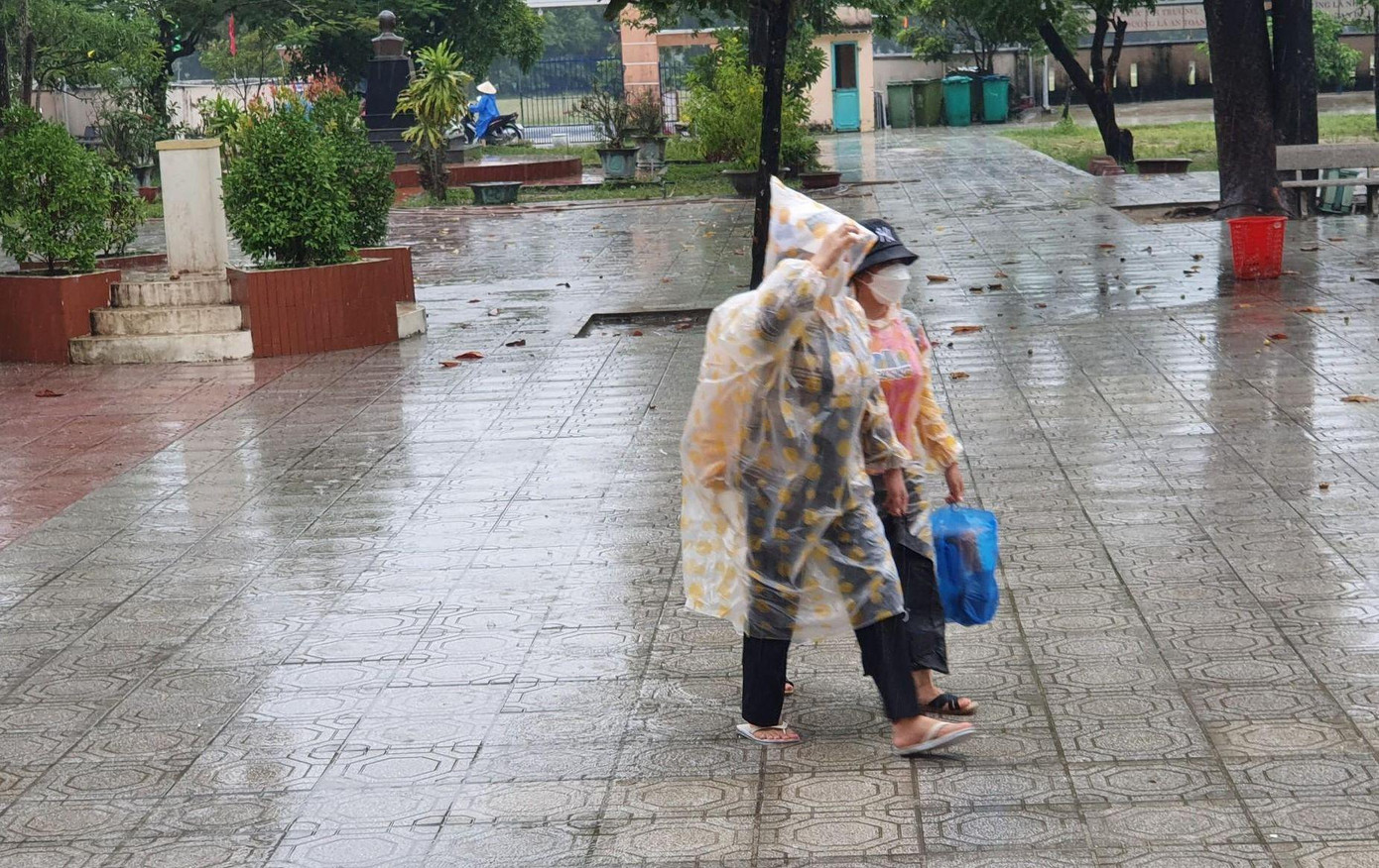 Chính quyền xã Tam Thăng cho biết, các trường học, trụ sở kiên cố được trưng dụng để bố trí cho bà con cùng công nhân trên địa bàn tránh trú bão. Lương thực thực phẩm cũng được trang bị đầy đủ phục vụ bà con trong khi tránh trú.