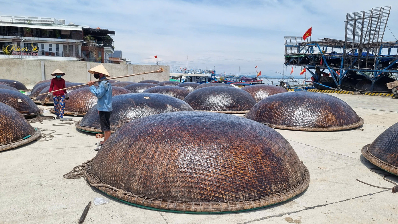 Chiếc thúng câu được quét dầu, kiểm tra kỹ trước khi trở lại vươn khơi đánh bắt. Chiếc thúng câu được quét dầu, kiểm tra kỹ trước khi trở lại vươn khơi đánh bắt.