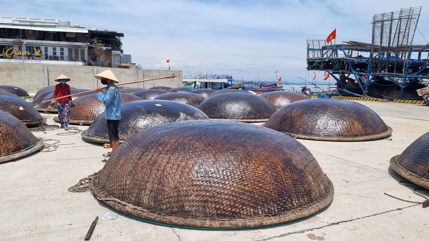 Chiếc thúng câu được quét dầu, kiểm tra kỹ trước khi trở lại vươn khơi đánh bắt. Chiếc thúng câu được quét dầu, kiểm tra kỹ trước khi trở lại vươn khơi đánh bắt.