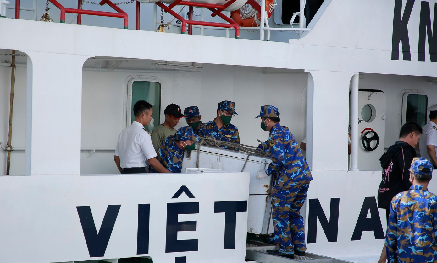 Thi thể ngư dân tàu bị nạn được đưa về bàn giao cho người thân. Thi thể ngư dân tàu bị nạn được đưa về bàn giao cho người thân.