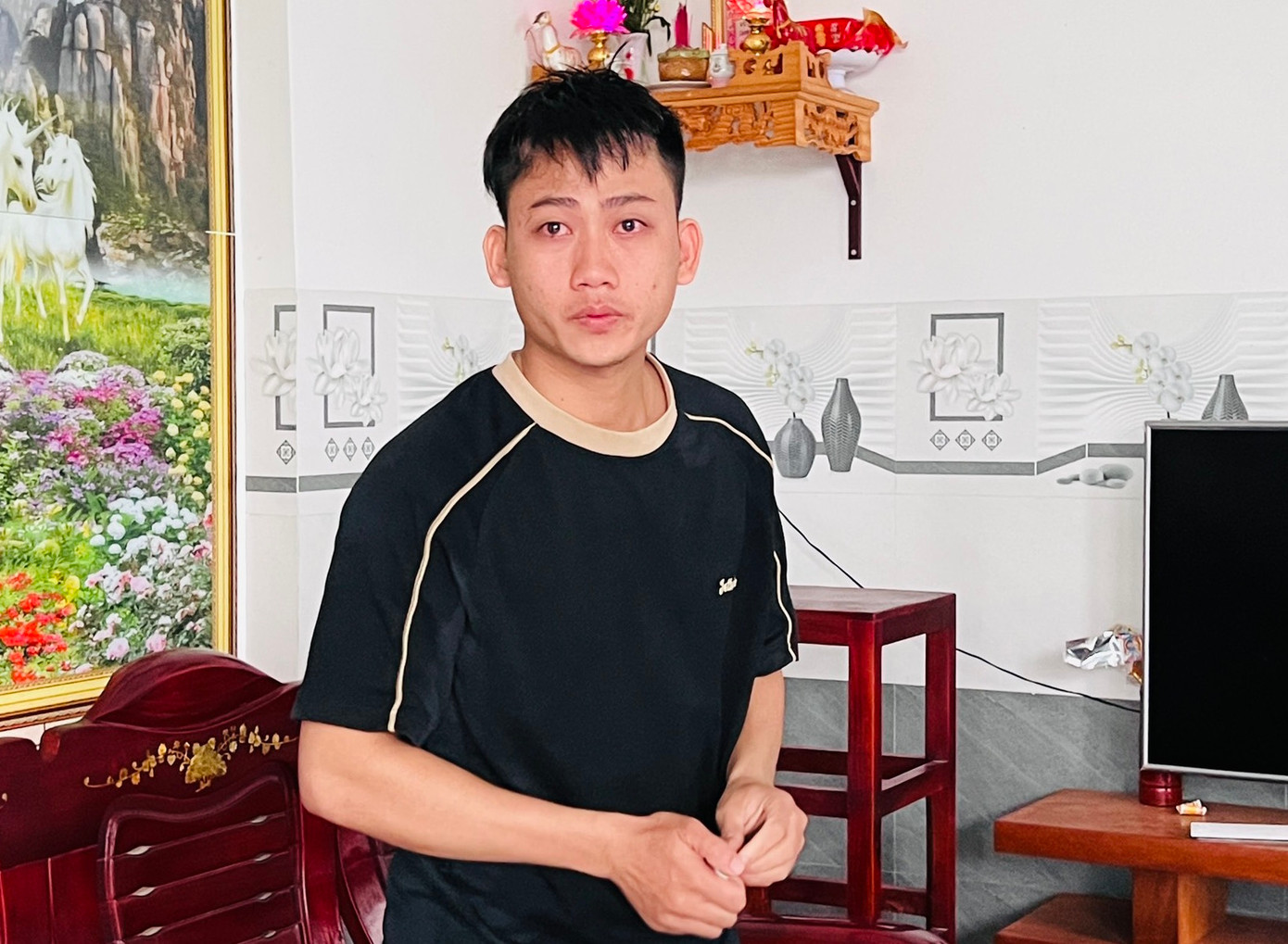 Những ánh mắt thất thần, mong tin. Những ánh mắt thất thần, mong tin.