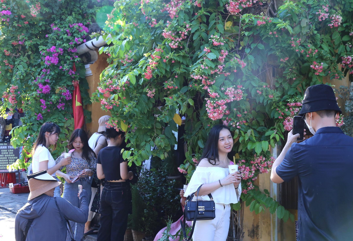 Bạn trẻ chụp ảnh, lưu lại khoảnh khắc đáng nhớ khi đến Hội An.