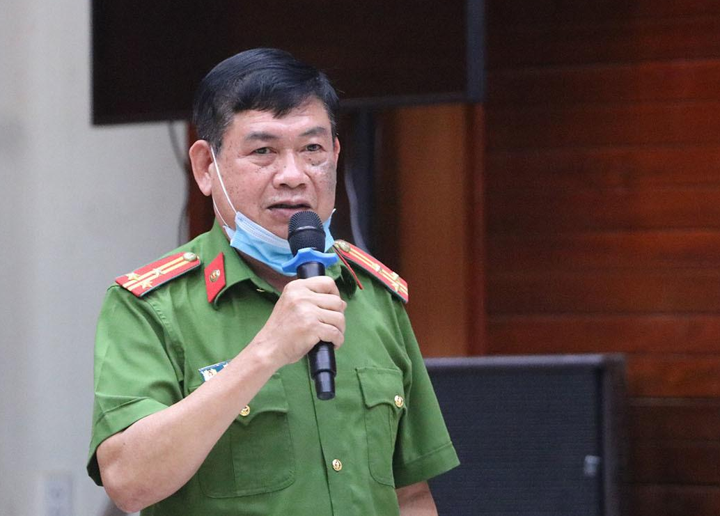 Thượng tá Võ Văn Minh, Phó Thủ trưởng Cơ quan CSĐT Công an tỉnh Quảng Nam thông tin tại buổi họp báo chiều ngày 1/3.