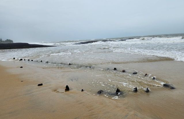 Xác con tàu lộ thiên được người dân phát hiện và ghi lại hình ảnh ở bờ biển Cẩm An.