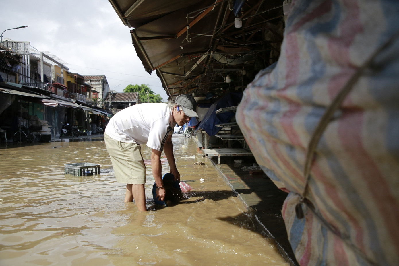Dùng chổi đẩy bùn và dội nước làm sạch.