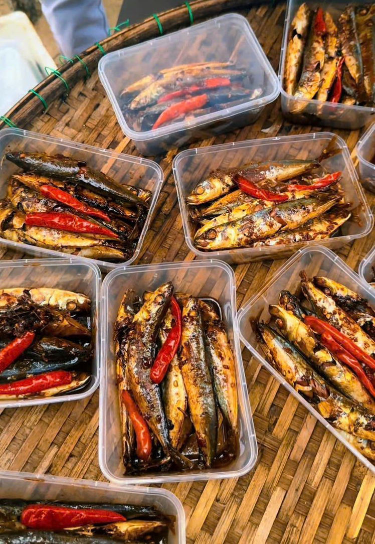 Những hũ thịt, cá được các bạn trẻ tự tay chuẩn bị để mang lên gửi tặng bà con.