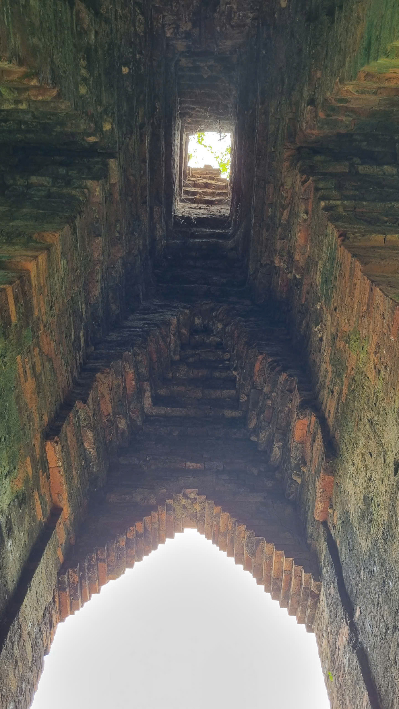 Tháp được xây dựng vào khoảng thế kỷ XI, được xem là tác phẩm điêu khắc bằng gạch lớn nhất của nền văn hóa Chăm pa. Tháp có kiến trúc độc đáo mang hình một linga thẳng đứng. Họa tiết trên tháp được khắc họa khá đơn giản, không cầu kỳ như những ngôi tháp khác.