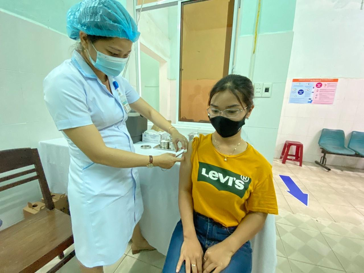 Những mũi vắc-xin ngừa COVID-19 đầu tiên được tiêm cho lực lượng tuyến đầu chống dịch.