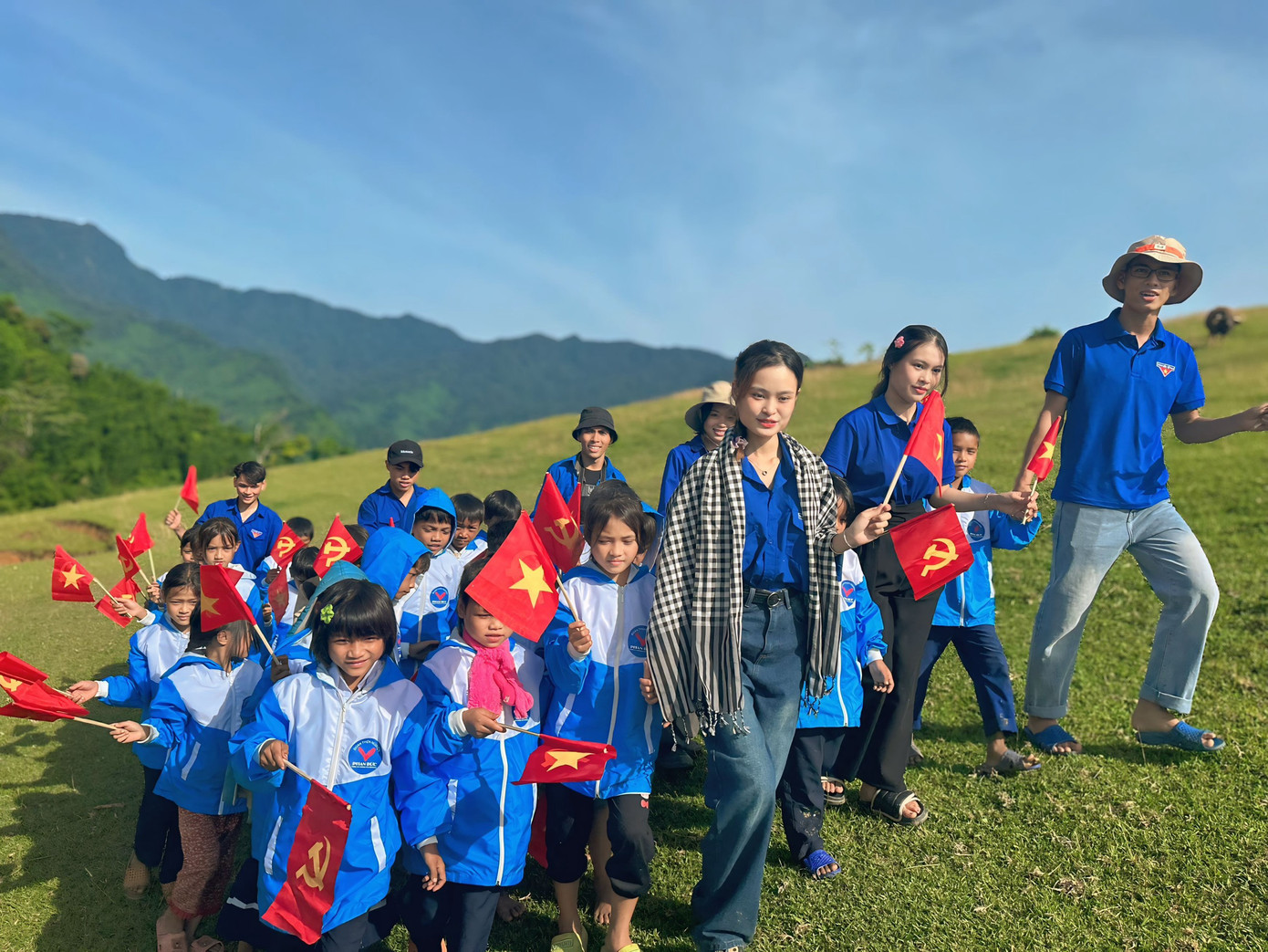 Khoảnh khắc đẹp của bạn trẻ tình nguyện và các em nhỏ điểm trường Tu Nấc. Khoảnh khắc đẹp của bạn trẻ tình nguyện và các em nhỏ điểm trường Tu Nấc.