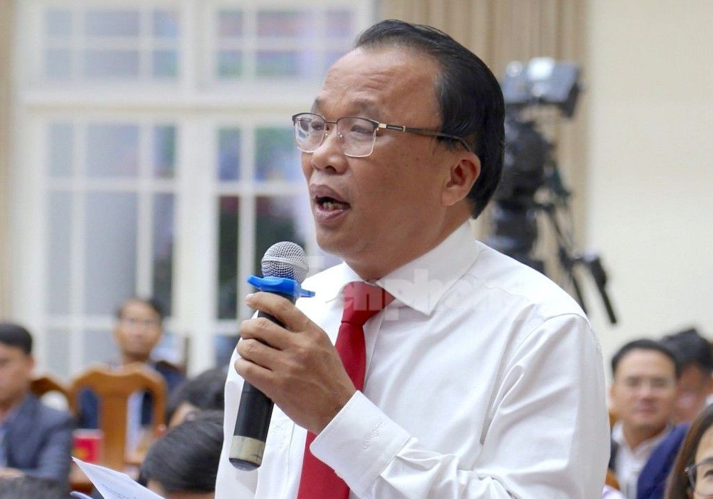 Ông Mai Văn Mười, Giám đốc Sở Y tế Quảng Nam trả lời đại biểu chất vấn tình trạng thiếu thuốc, vật tư y tế trên địa bàn. Ông Mai Văn Mười, Giám đốc Sở Y tế Quảng Nam trả lời đại biểu chất vấn tình trạng thiếu thuốc, vật tư y tế trên địa bàn.