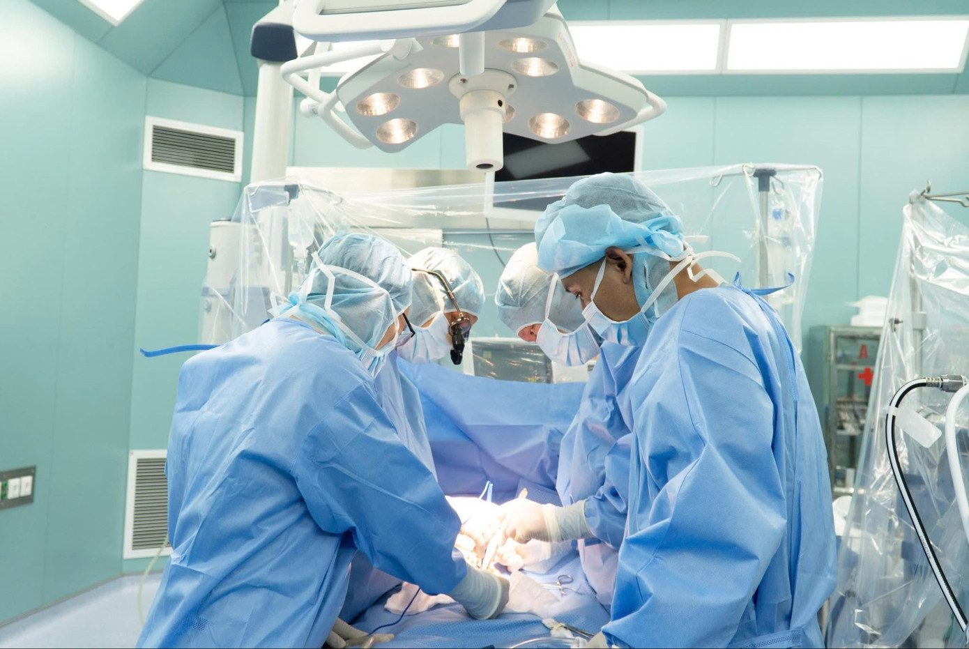 Ekip tiến hành phẫu thuật cho cháu bé.