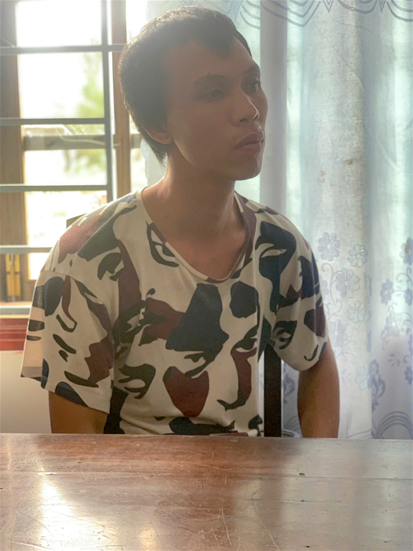 Đối tượng Khanh tại cơ quan công an. Ảnh CA