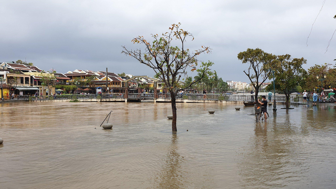 Lãnh đạo thành phố Hội An cho biết, do mưa lớn nước lụt dâng cao, thành phố đã thông báo các trường Mầm non, Tiểu học, THCS nghỉ dạy và học hôm nay 11/10. Lãnh đạo thành phố Hội An cho biết, do mưa lớn nước lụt dâng cao, thành phố đã thông báo các trường Mầm non, Tiểu học, THCS nghỉ dạy và học hôm nay 11/10.
