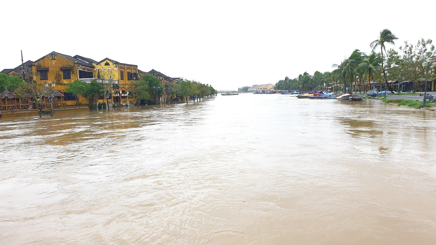 Mực nước sông Hội An lúc 5h sáng nay là 2,09m, trên mức báo động III là 0,09m. Mực nước sông Hội An lúc 5h sáng nay là 2,09m, trên mức báo động III là 0,09m.