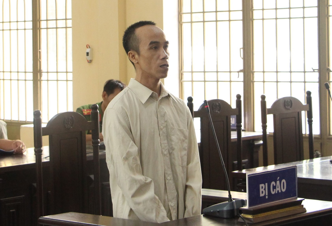 Bị cáo Nguyễn Hữu Tình tại tòa.